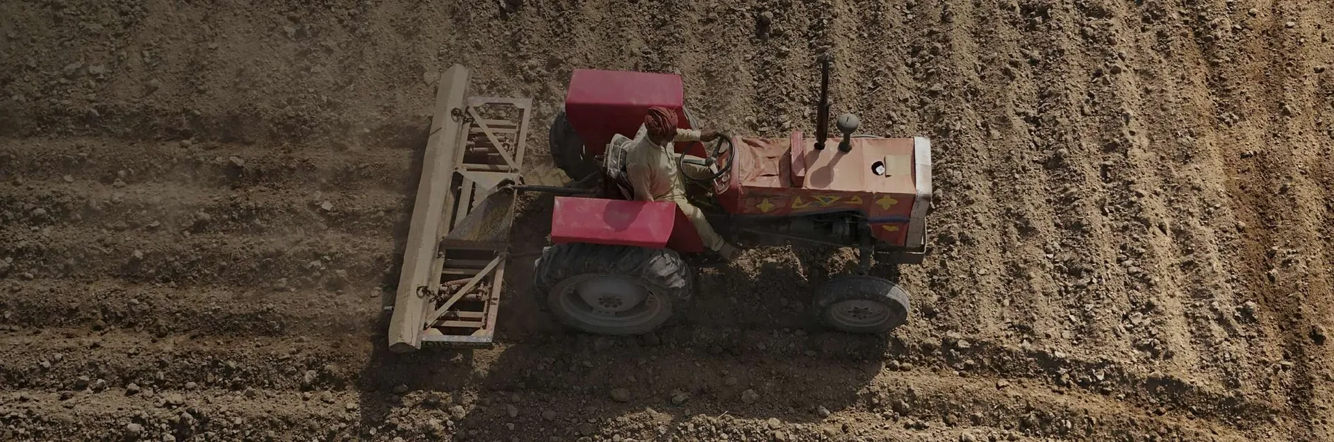 Tractor preparando la tierra de cultivo, visto desde arriba